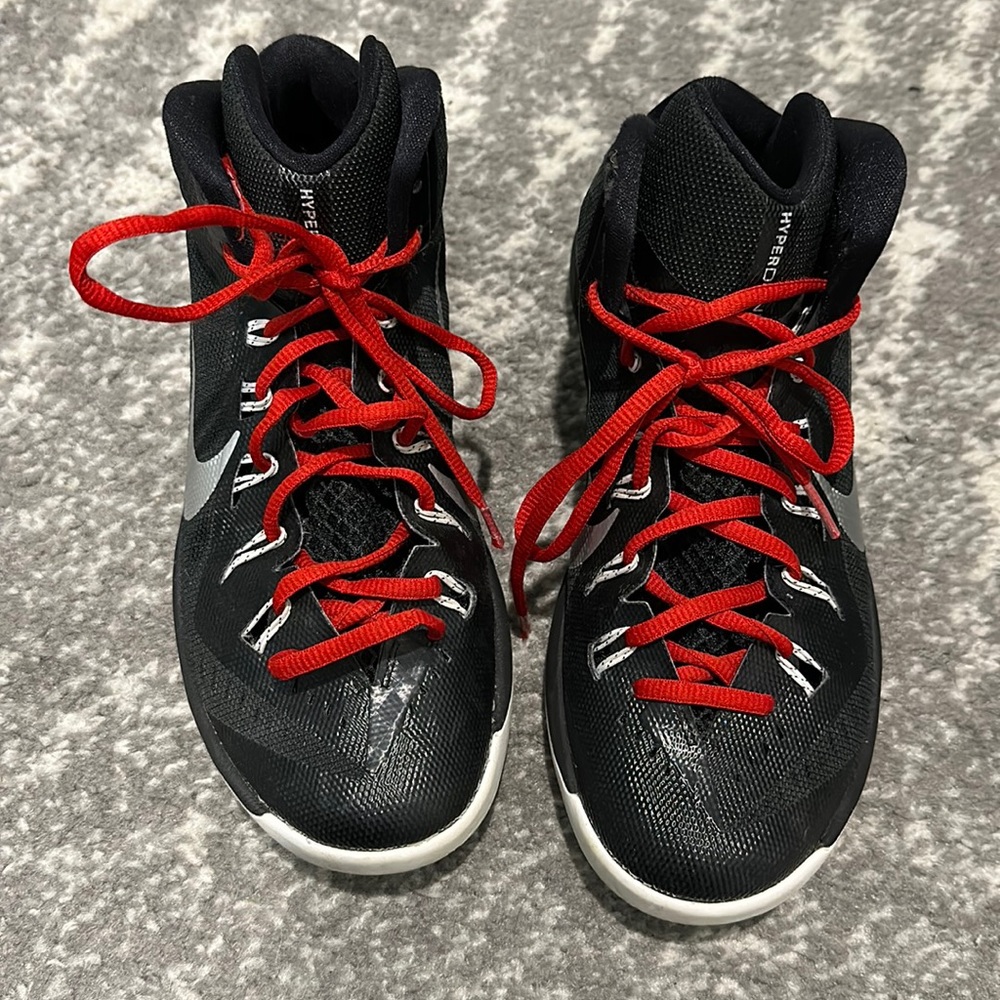 2010 Hyper Dunks ball shoes size 8. Gently used condition.